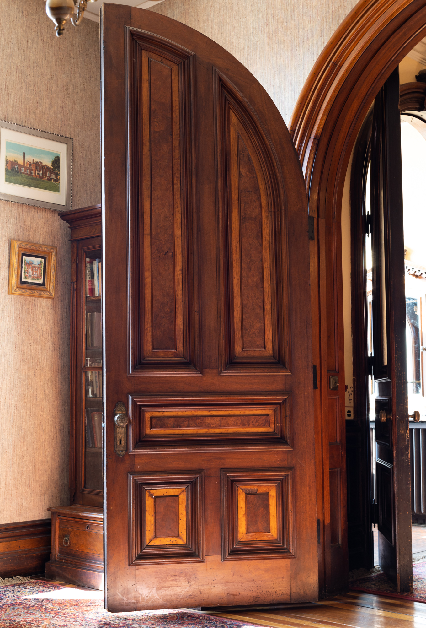 Curved door