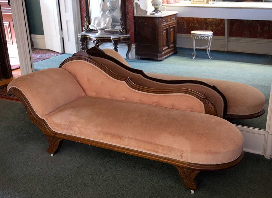 Fainting couch