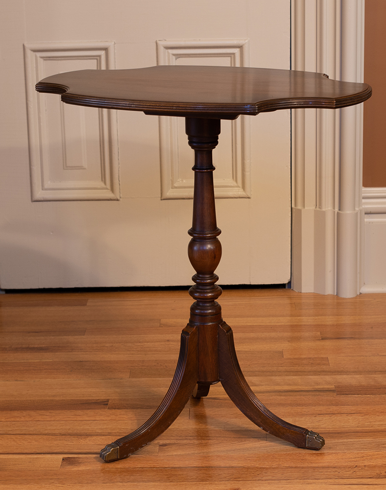 Tillting table